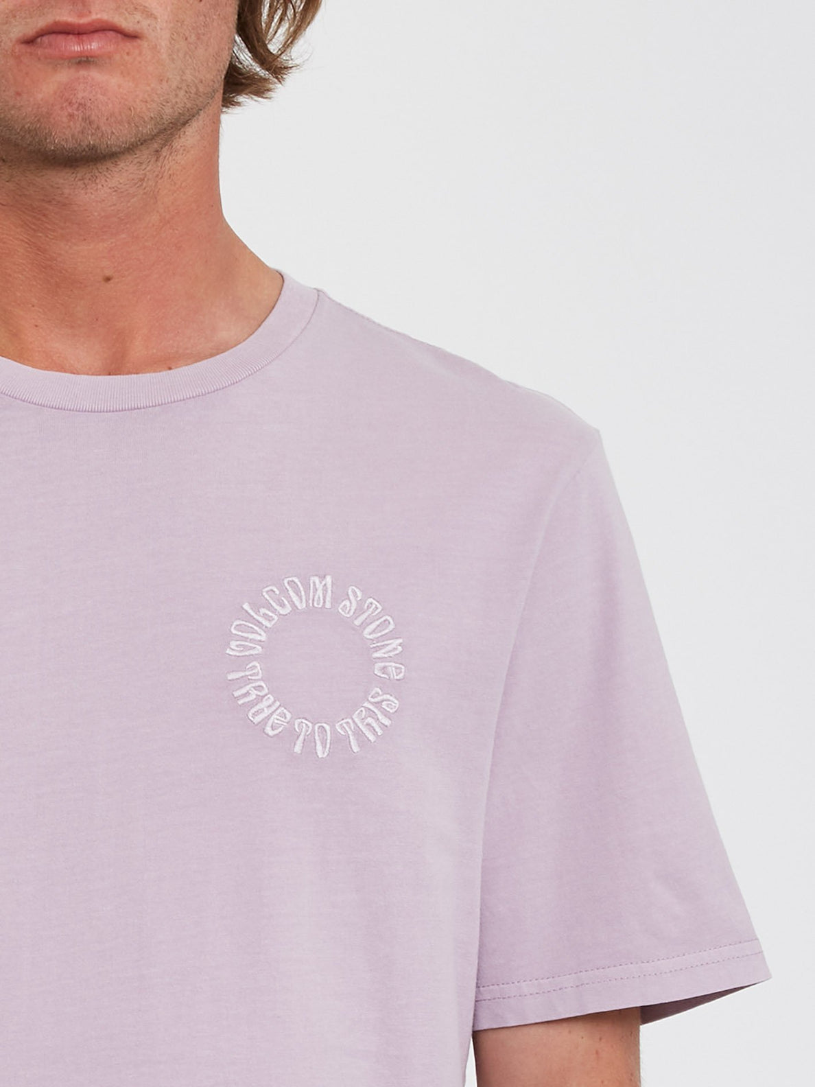 CIRCLE EMB SS TEE (A5212200_NRV) [2]